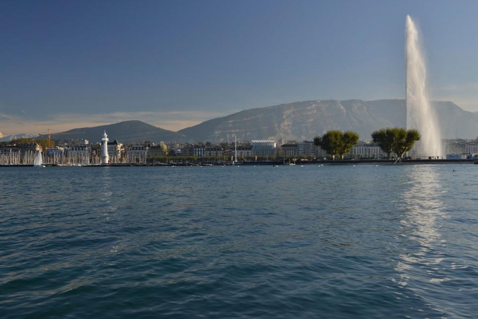 Un tânăr a ajuns la spital după ce a vrut să "îmbrățișeze" celebrul jet de apă din Geneva 853915