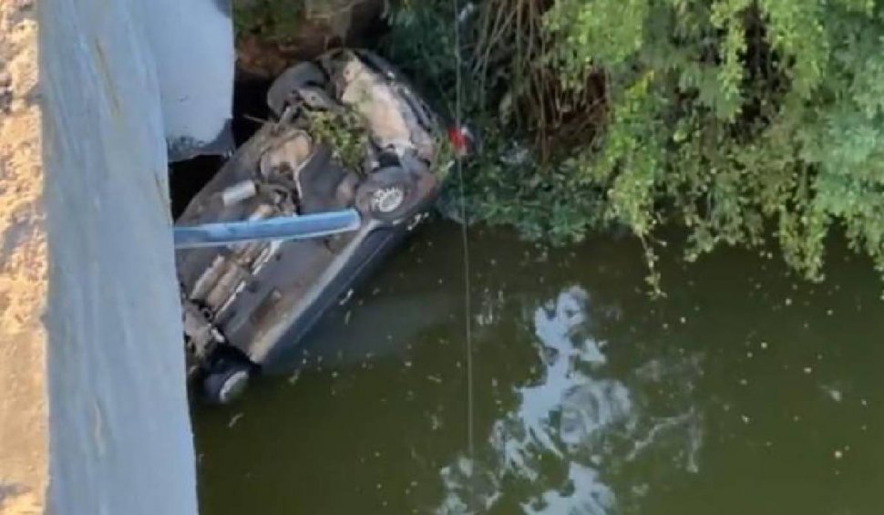 Mașină căzută în râu, după ce un alt șofer a efectuat o depășire neregulamentară, în Mehedinți
