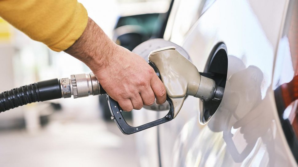 Benzina scade uşor. Prețul benzinei şi al motorinei în România, astăzi, 23 august 2023
