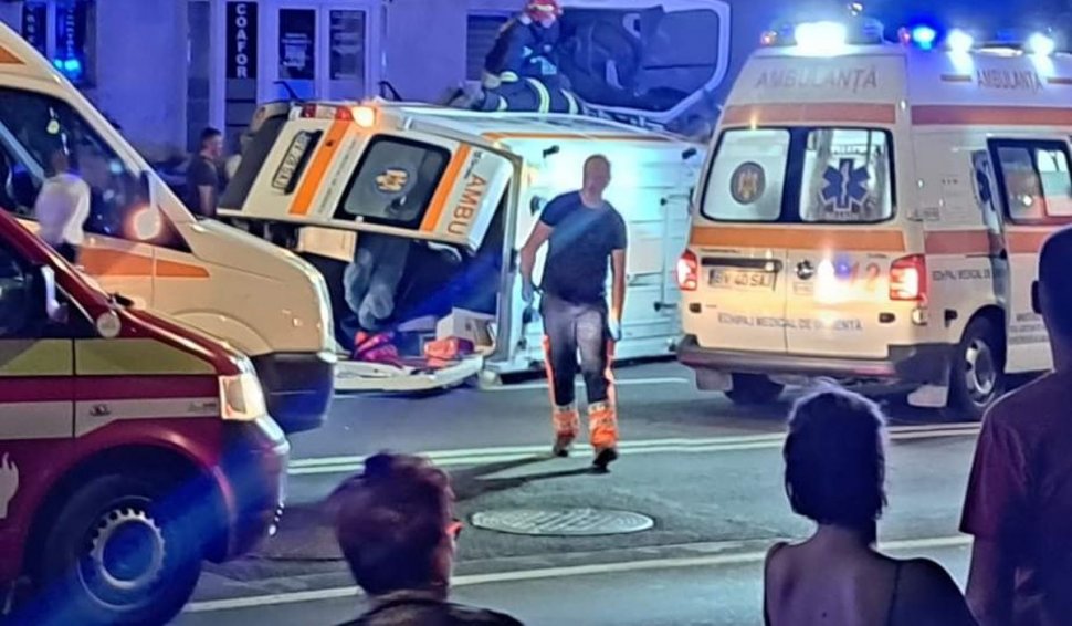 O ambulanţă în care era o pacientă s-a ciocnit cu un autoturism şi s-a răsturnat, în Braşov. Trei persoane au ajuns la spital