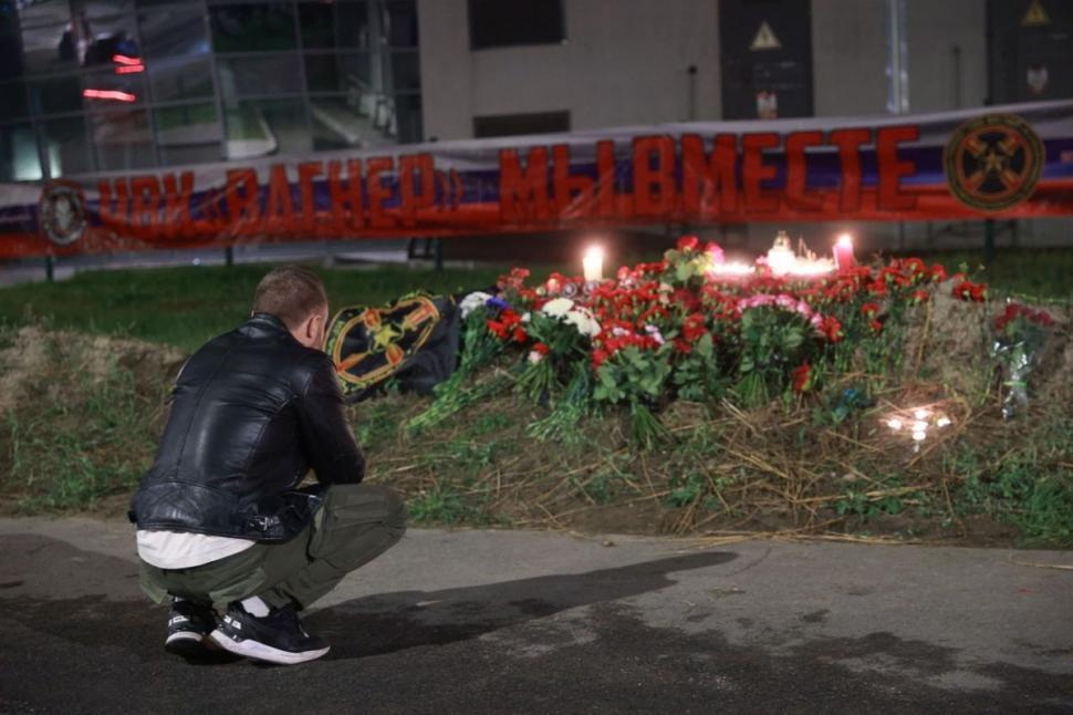 Flori și lumânări pentru Evgheni Prigojin. Sute de oameni i-au adus un ultim omagiu șefului grupării Wagner 853998
