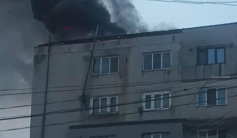 Situație hilară la un incendiu în Huși. Pompierii au venit să stingă acoperișul unui bloc, fără scară