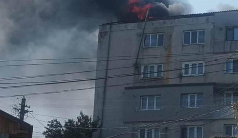 Situație hilară la un incendiu în Huși. Pompierii au venit să stingă acoperișul unui bloc, fără scară 854205