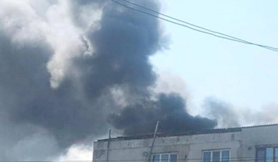 Situație hilară la un incendiu în Huși. Pompierii au venit să stingă acoperișul unui bloc, fără scară 854206