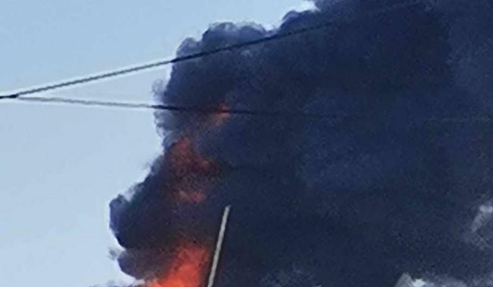 Situație hilară la un incendiu în Huși. Pompierii au venit să stingă acoperișul unui bloc, fără scară 854207