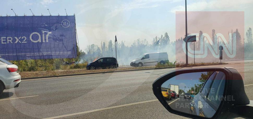 Incendiu în București, pe Fabrica de Glucoză, la ieșirea de pe Autostrada A3, la un pas de mașinile de pe șosea 854087