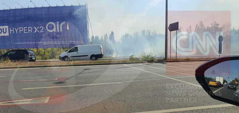 Incendiu în București, pe Fabrica de Glucoză, la ieșirea de pe Autostrada A3, la un pas de mașinile de pe șosea 854088