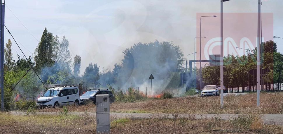 Incendiu în București, pe Fabrica de Glucoză, la ieșirea de pe Autostrada A3, la un pas de mașinile de pe șosea 854089