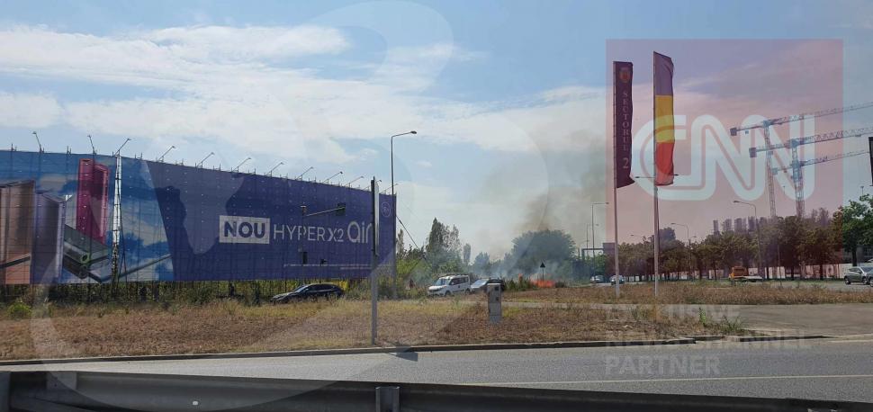Incendiu în București, pe Fabrica de Glucoză, la ieșirea de pe Autostrada A3, la un pas de mașinile de pe șosea 854091