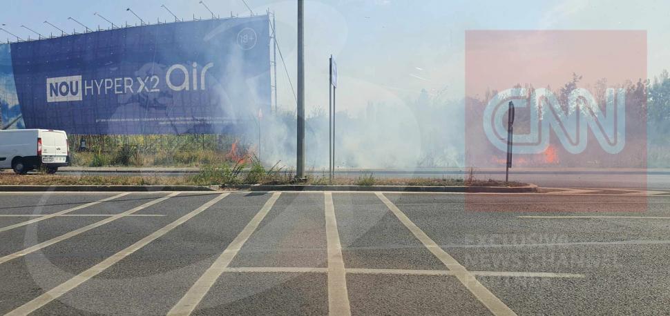 Incendiu în București, pe Fabrica de Glucoză, la ieșirea de pe Autostrada A3, la un pas de mașinile de pe șosea 854092