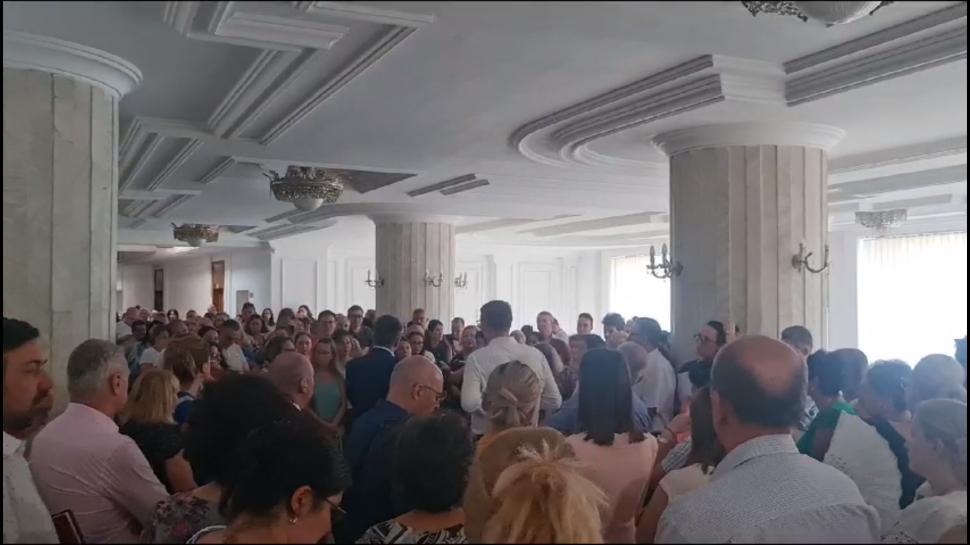 Protest spontan la Ministerul Finanţelor. Peste 100 de angajaţi îşi cer drepturile în faţa biroului ocupat de Marcel Boloş 854119