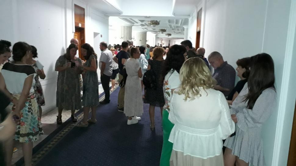 Protest spontan la Ministerul Finanţelor. Peste 100 de angajaţi îşi cer drepturile în faţa biroului ocupat de Marcel Boloş 854120