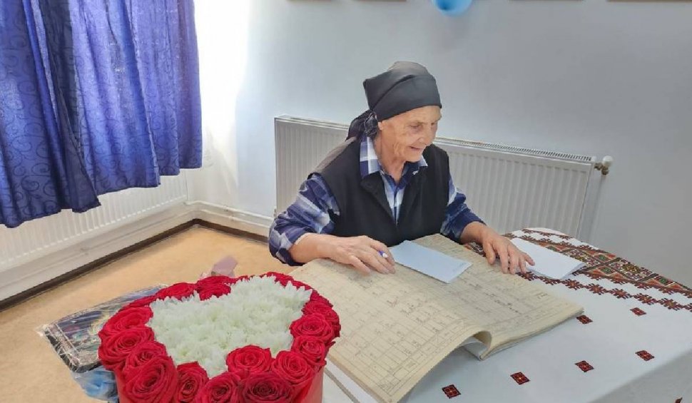 Revedere cu emoții în județul Iași. O profesoară de 80 de ani a strigat catalogul primilor săi absolvenți: "Sunt mândră de elevii mei"