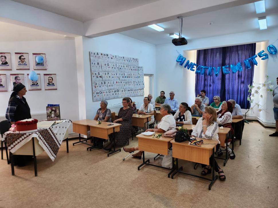 Revedere cu emoții în județul Iași. O profesoară de 80 de ani a strigat catalogul primilor săi absolvenți: "Sunt mândră de elevii mei" 854138