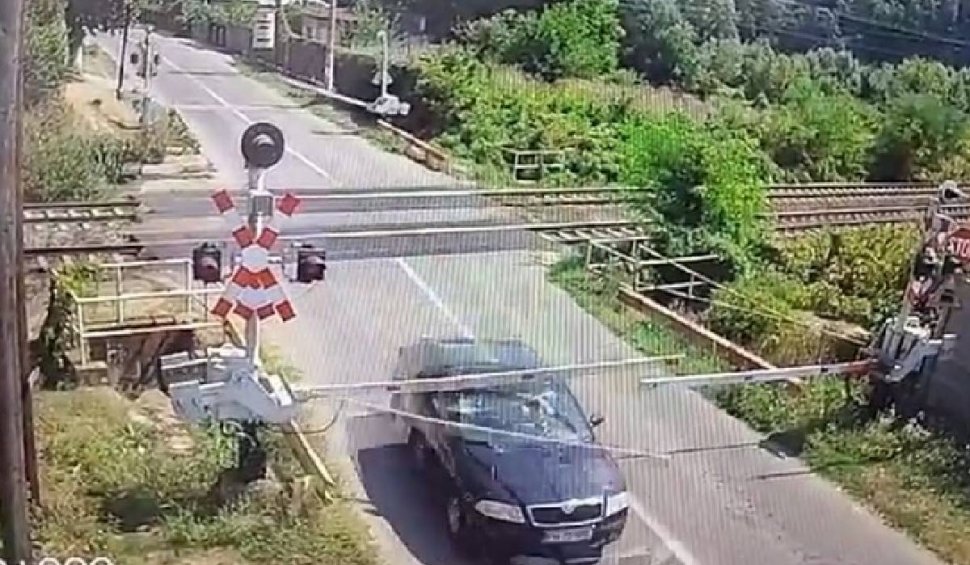 "Un real pericol public". Șofer filmat când forțează și rupe bariera de la o trecere la nivel cu calea ferată, în Prahova