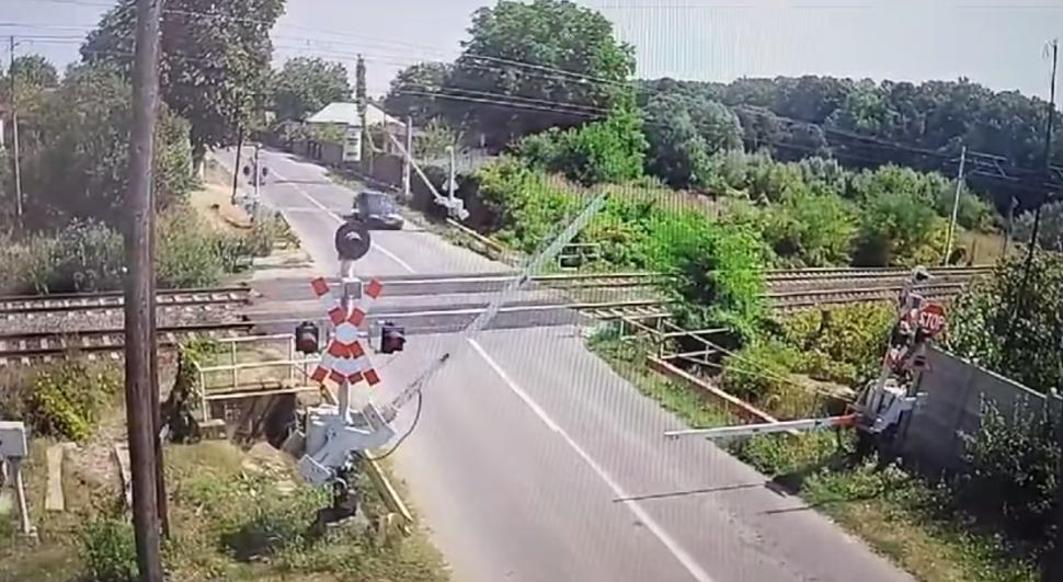 "Un real pericol public". Șofer filmat când forțează și rupe bariera de la o trecere la nivel cu calea ferată, în Prahova 854144