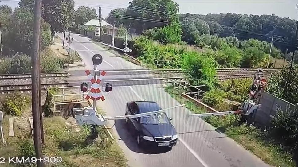 "Un real pericol public". Șofer filmat când forțează și rupe bariera de la o trecere la nivel cu calea ferată, în Prahova 854146