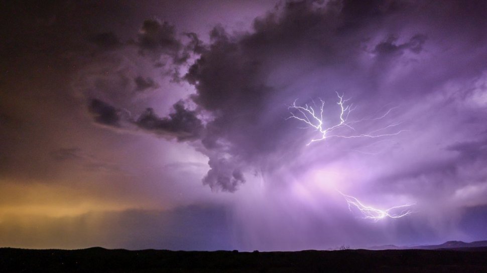 Avertizare meteo ANM de furtuni şi ploi torenţiale! Lista localităților afectate de fenomene meteo extreme