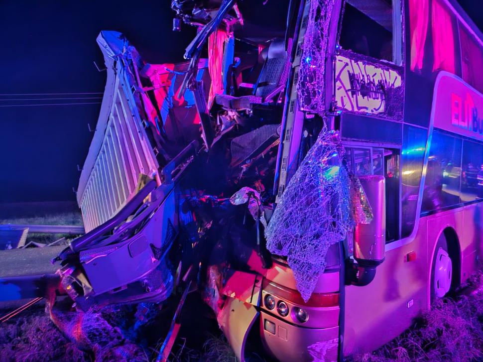 Accident cu zeci de răniţi, în Brăila, după ce un autocar a intrat în plin în remorca unui camion | Autorităţile au activat planul roşu de intervenţie 854440