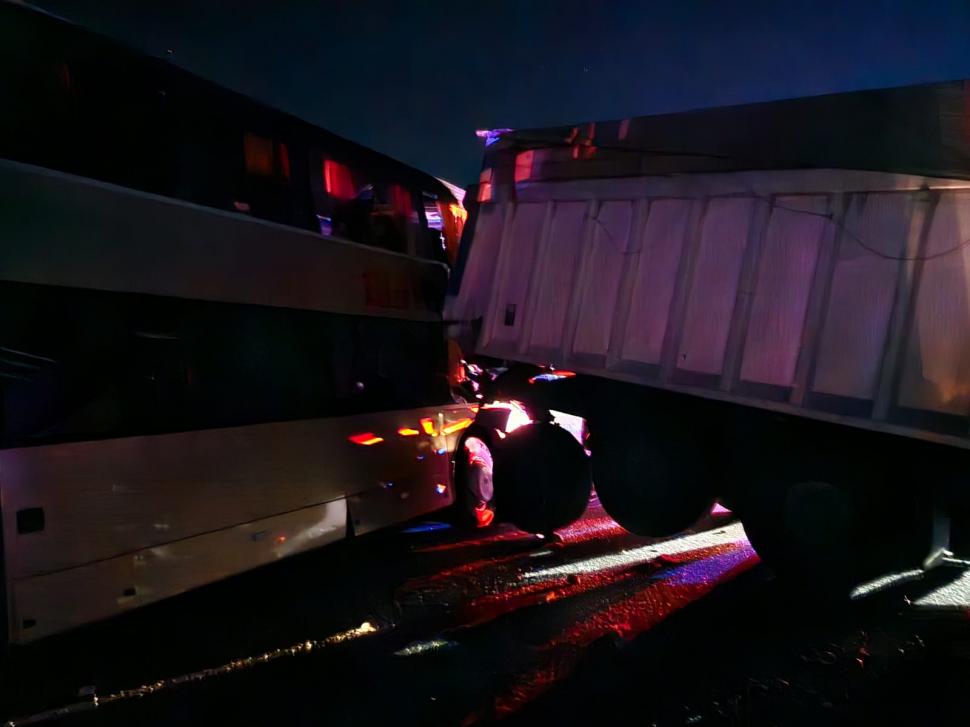 Accident cu zeci de răniţi, în Brăila, după ce un autocar a intrat în plin în remorca unui camion | Autorităţile au activat planul roşu de intervenţie 854441