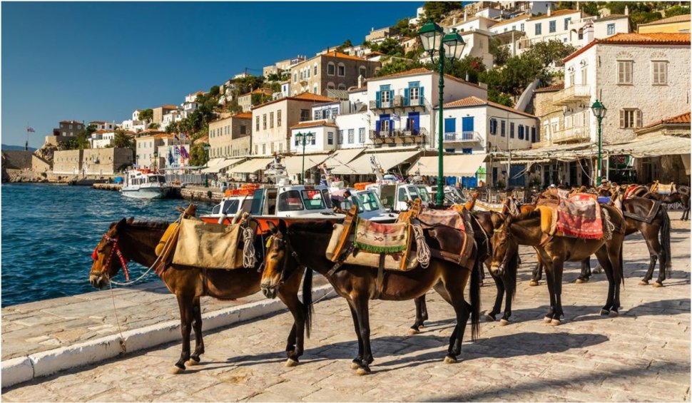 Insula din Grecia unde mașinile au fost interzise. Localnicii și turiștii folosesc cai și măgari ca mijloace de transport 