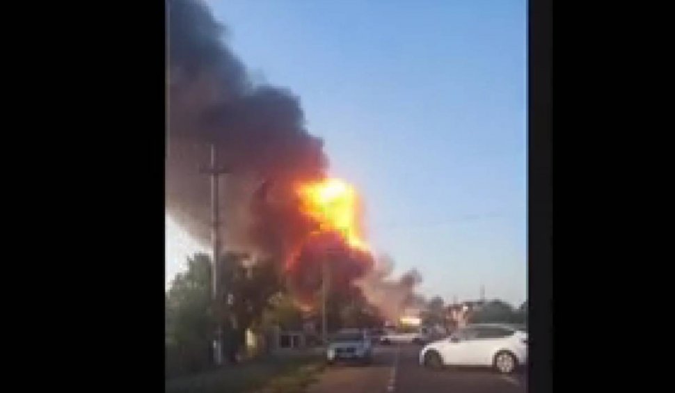 Momentul exploziei de la stația de GPL din Crevedia. Incendiul a cuprins două cisterne și o casă