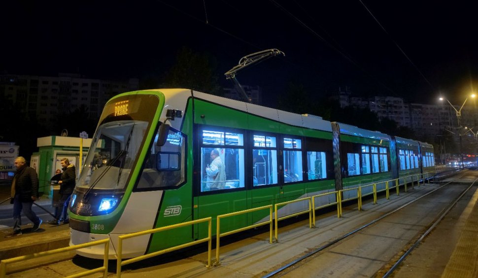 "Dacă nu eşti atent, îţi zboară dinţii din gură!": Şinele de tramvai din Bucureşti au devenit adevărate trambuline