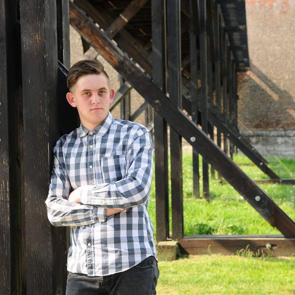 El este șoferul beat, de 19 ani, care a intrat cu maşina într-un grup de tineri, în Alba: Trei dintre ei au murit pe loc 854639