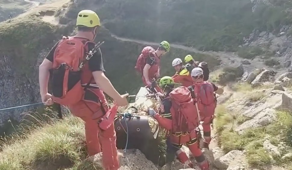 Un turist a murit în Munții Bucegi, după ce a căzut 100 de metri din Brana Caraimanului