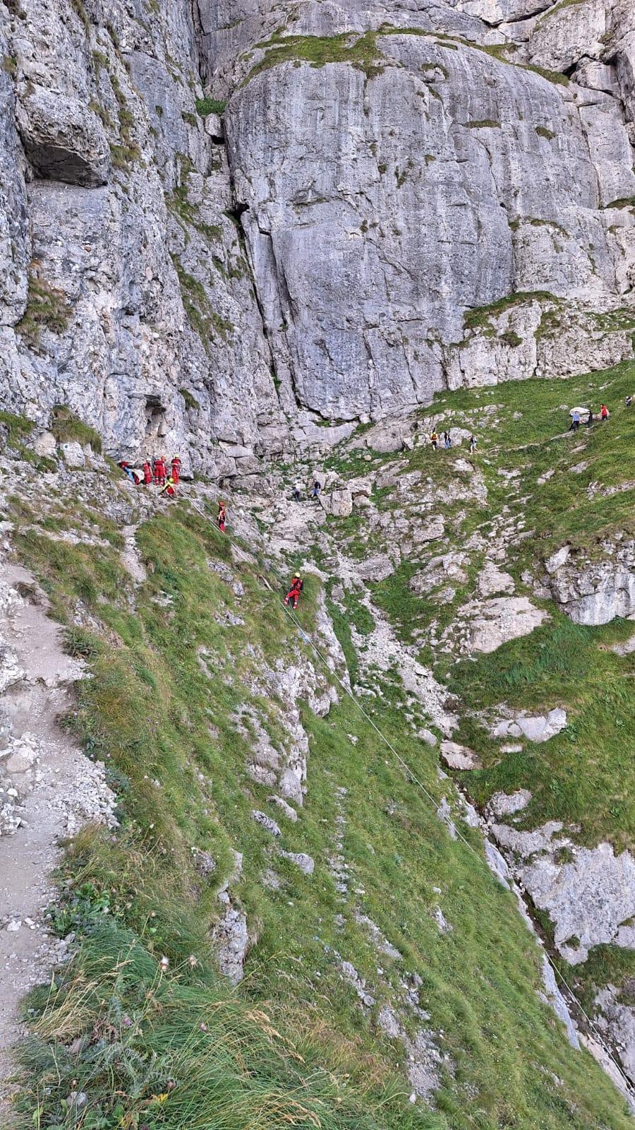 Un turist a murit în Munții Bucegi, după ce a căzut 100 de metri din Brana Caraimanului 854673