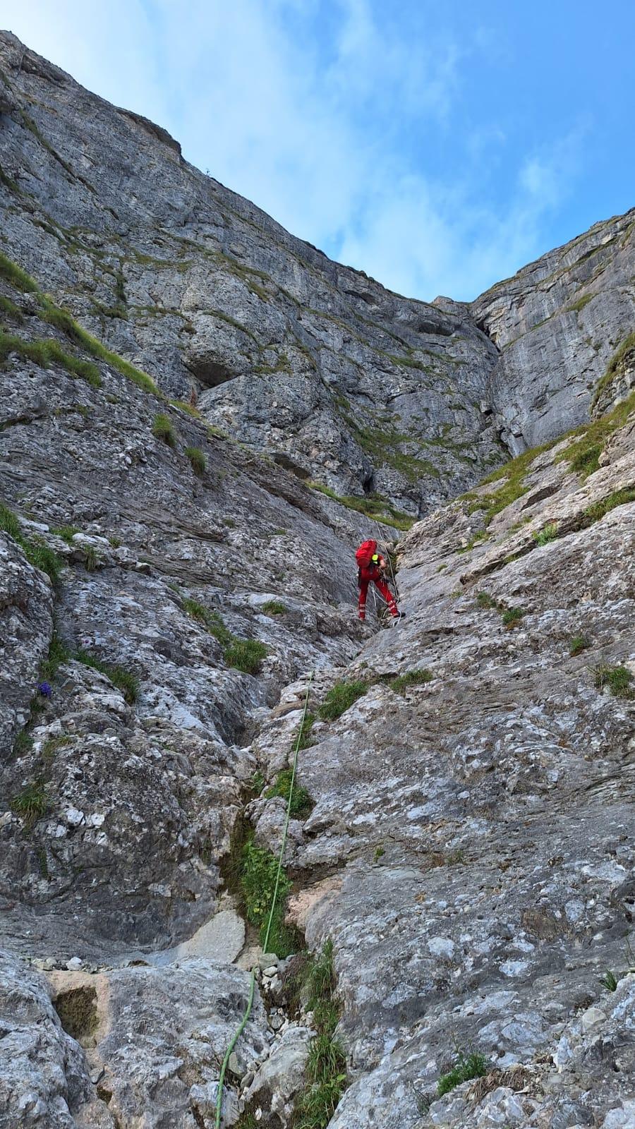 Un turist a murit în Munții Bucegi, după ce a căzut 100 de metri din Brana Caraimanului 854675