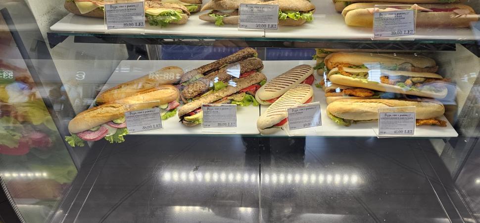 Un turist a făcut publică lista de prețuri la mâncare din Aeroportul Otopeni: "Este exagerat!" 854528