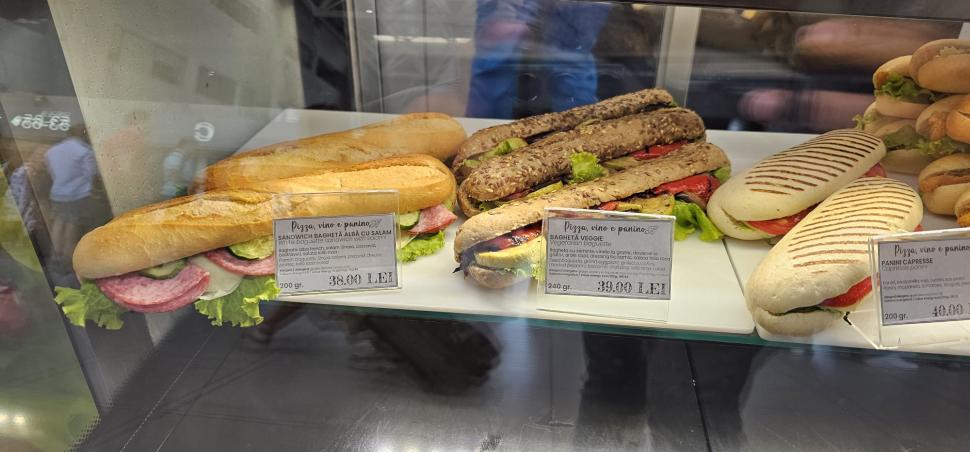 Un turist a făcut publică lista de prețuri la mâncare din Aeroportul Otopeni: "Este exagerat!" 854529