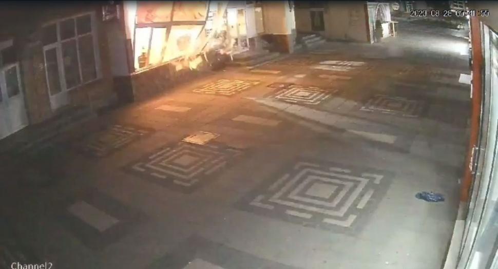 Momentul exploziei de la restaurantul din Paşcani, surprins de camerele de supraveghere. În local erau două butelii GPL 854771