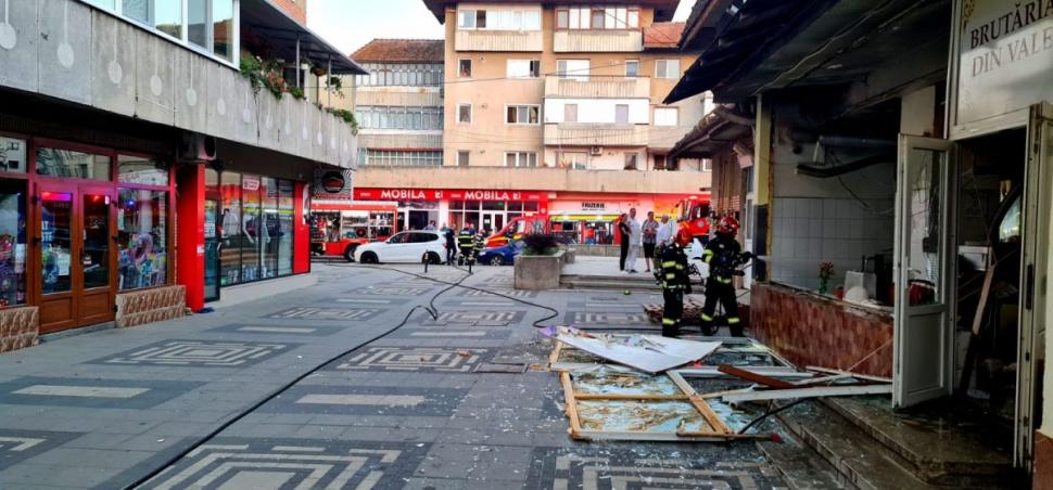 Momentul exploziei de la restaurantul din Paşcani, surprins de camerele de supraveghere. În local erau două butelii GPL 854776