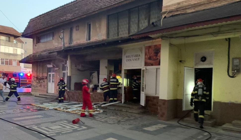 Momentul exploziei de la restaurantul din Paşcani, surprins de camerele de supraveghere. În local erau două butelii GPL 854780