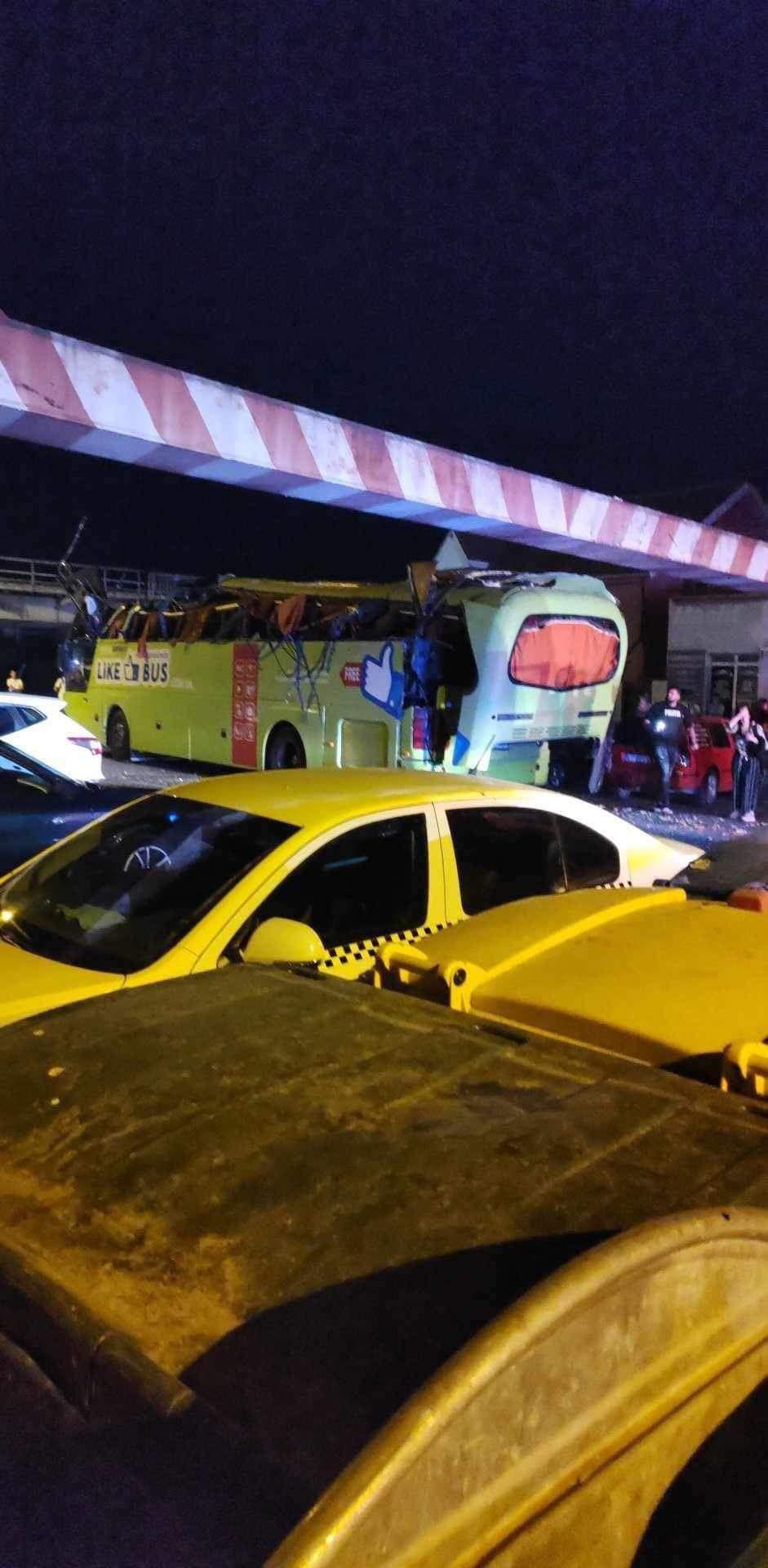 Planul Roșu de intervenție, activat în Năvodari, după un accident grav! Un autocar plin cu călători a intrat într-un pod 854941