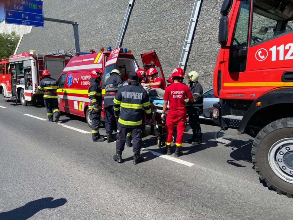Un şofer a ajuns cu maşina pe zidul de susţinere al autostrăzii A1. Bărbatul a rămas blocat între fiare 854848
