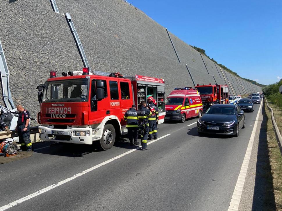 Un şofer a ajuns cu maşina pe zidul de susţinere al autostrăzii A1. Bărbatul a rămas blocat între fiare 854849