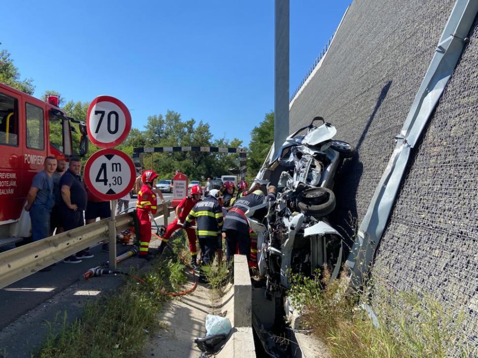 Un şofer a ajuns cu maşina pe zidul de susţinere al autostrăzii A1. Bărbatul a rămas blocat între fiare 854851