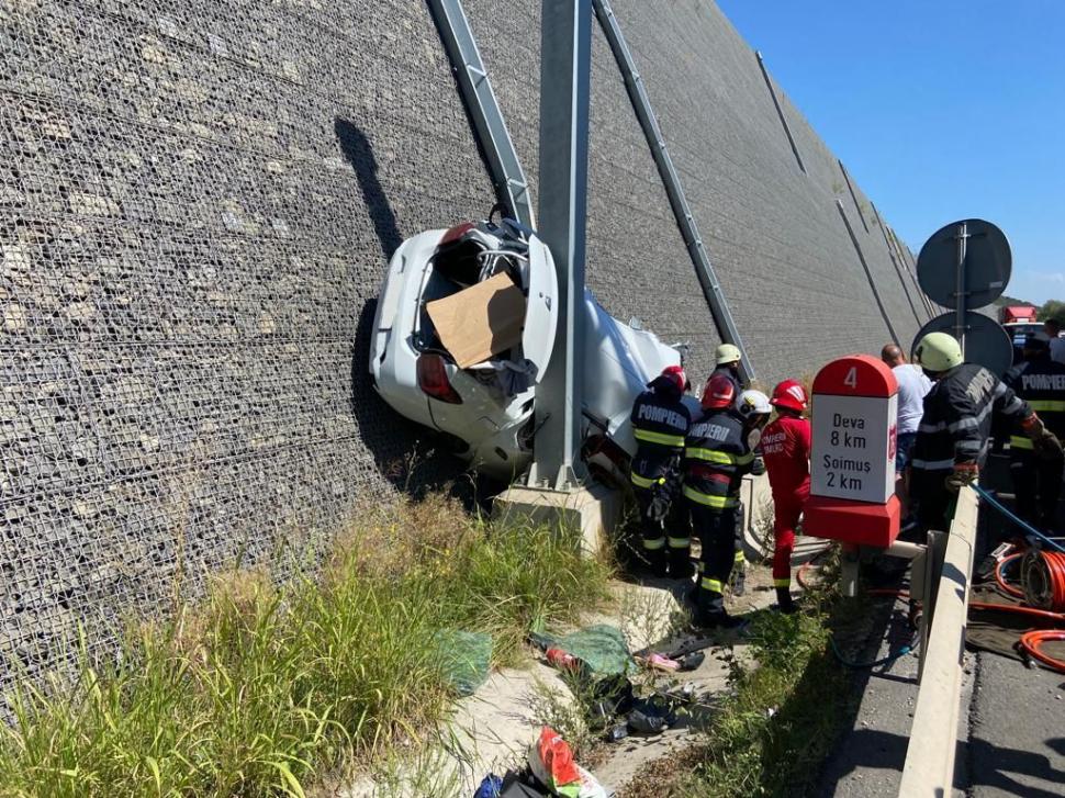 Un şofer a ajuns cu maşina pe zidul de susţinere al autostrăzii A1. Bărbatul a rămas blocat între fiare 854852