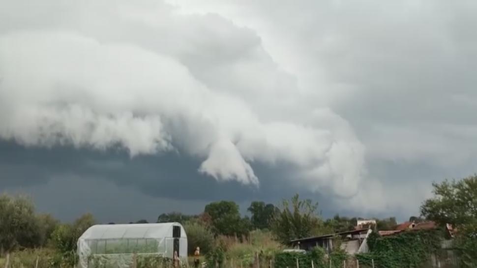 Fenomen spectaculos pe cerul României, surprins în județul Caraș-Severin, în timpul codului roșu de furtuni 855163