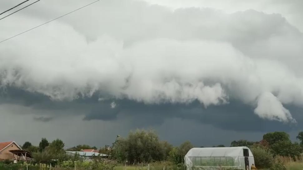 Fenomen spectaculos pe cerul României, surprins în județul Caraș-Severin, în timpul codului roșu de furtuni 855164