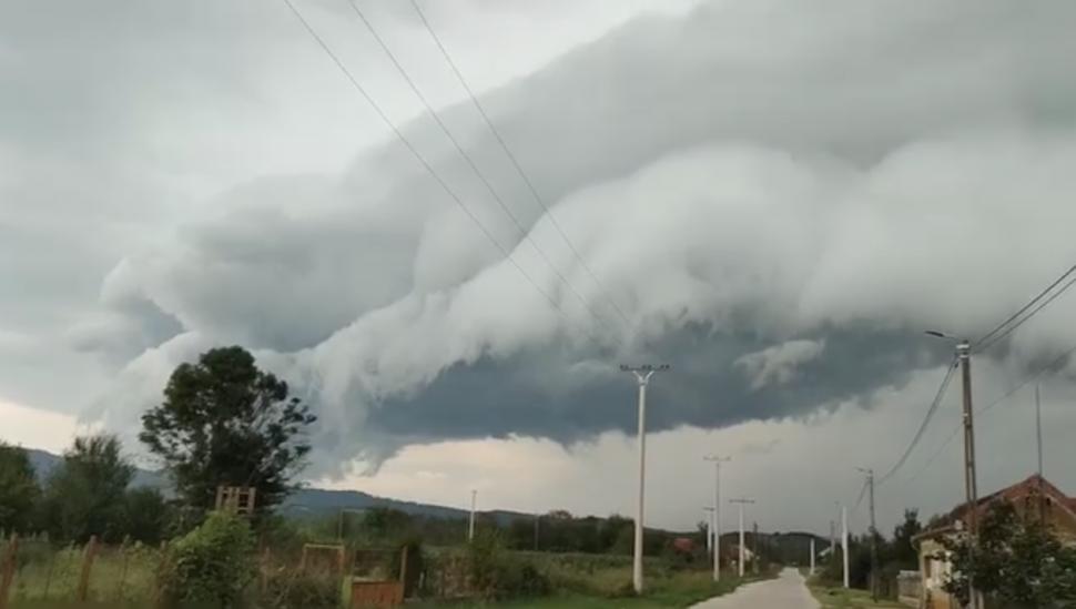Fenomen spectaculos pe cerul României, surprins în județul Caraș-Severin, în timpul codului roșu de furtuni 855165
