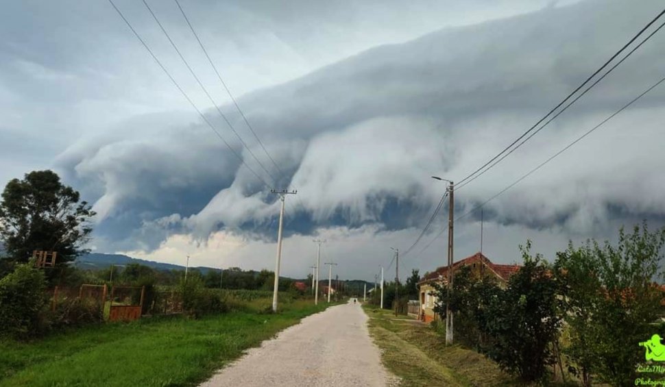Fenomen spectaculos pe cerul României, surprins în județul Caraș-Severin, în timpul codului roșu de furtuni