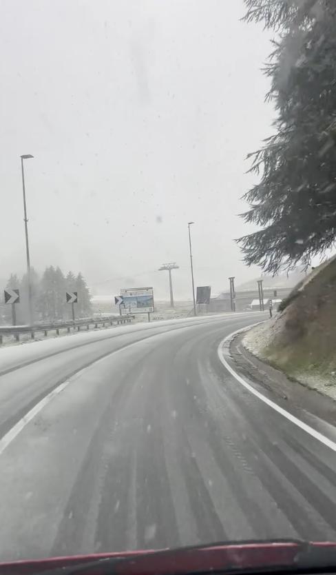 Imagini cu zăpada, după ce a nins abundent într-o localitate din Italia, în plină lună august 854925