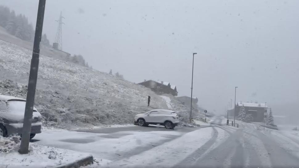 Imagini cu zăpada, după ce a nins abundent într-o localitate din Italia, în plină lună august 854929