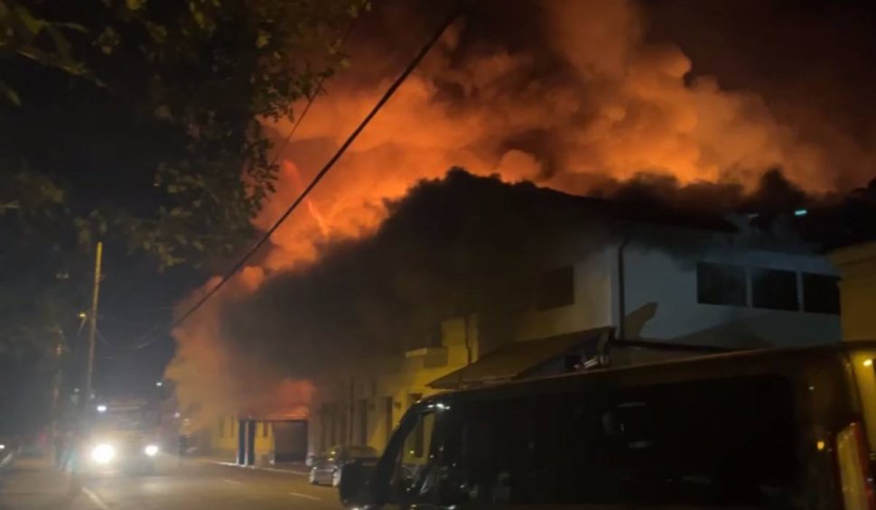 Incendiu puternic la un restaurant din Călărași. Flăcările au cuprins rapid clădirea