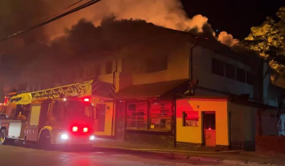 Incendiu puternic la un restaurant din Călărași. Flăcările au cuprins rapid clădirea 854971