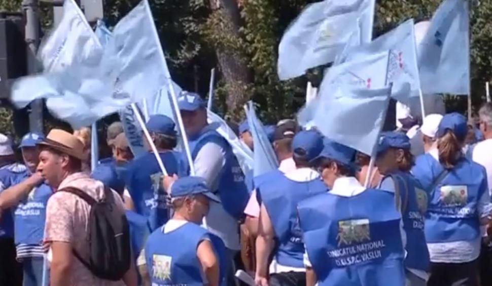 Protest la Palatul Victoria: 1.500 de angajați din Administrația Publică își strigă nemulțumirile 855066